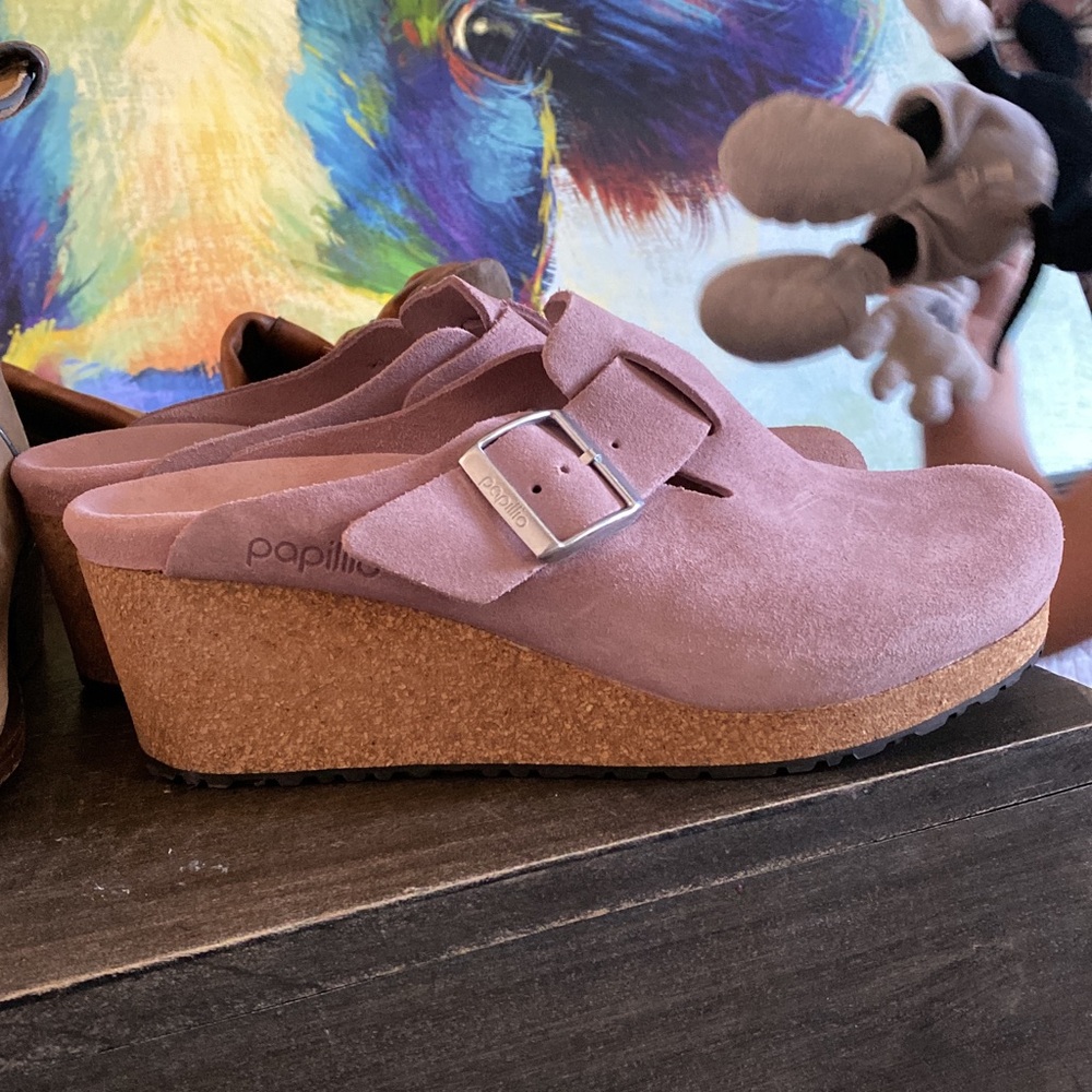 Size 39 more of a light pink color